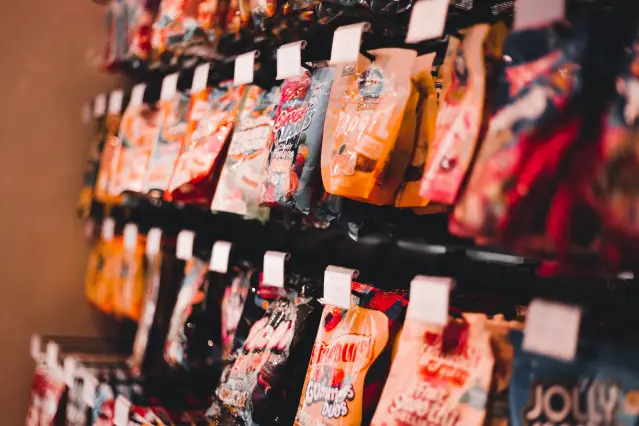 Efficient Carton Packaging for Bagged Food with a Two-Piece Folding and Gluing Machine